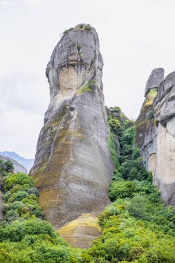 Yunanistan 'da Görkemli Meteora Kaya oluşumları: Yeşil Tepeler ve Çarpıcı Sahneler Arasındaki Görkemli Uçurumlar