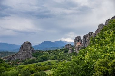 Yunanistan 'da Görkemli Meteora Kaya oluşumları: Yeşil Tepeler ve Çarpıcı Sahneler Arasındaki Görkemli Uçurumlar