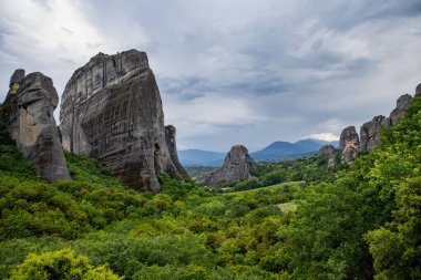Yunanistan 'da Görkemli Meteora Kaya oluşumları: Yeşil Tepeler ve Çarpıcı Sahneler Arasındaki Görkemli Uçurumlar