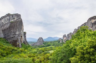 Yunanistan 'da Eşsiz Meteora Kaya oluşumları: Tarihi Sırlar barındıran Yeşil Tepeler Arasındaki Görkemli Uçurumlar