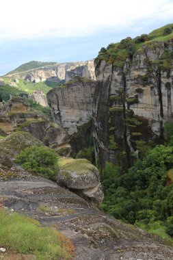 Yunanistan 'ın Meteora kentindeki Çok Katmanlı Tepeler ve Mavi Gökyüzü Altındaki Uçurumlarla Çarpıcı Dağ Manzarası
