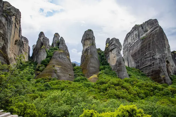 Yunanistan 'da Görkemli Meteora Kaya oluşumları: Yeşil Tepeler ve Çarpıcı Sahneler Arasındaki Görkemli Uçurumlar