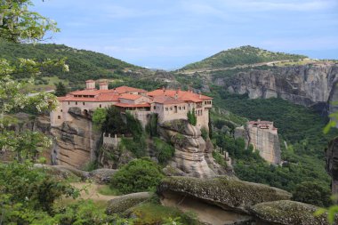 Yunanistan 'ın Meteora Kayalıklarındaki Manastır Yeşilliklerle çevrili