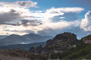 Yunanistan 'ın Meteora Kayalıklarındaki Manastır Yeşilliklerle çevrili