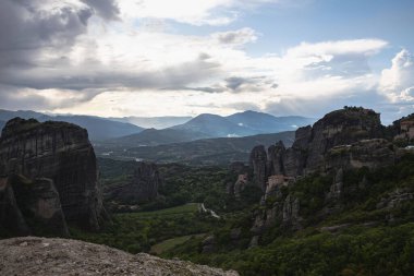 Yunanistan 'ın Meteora kentindeki Çok Katmanlı Tepeler ve Mavi Gökyüzü Altındaki Uçurumlarla Çarpıcı Dağ Manzarası