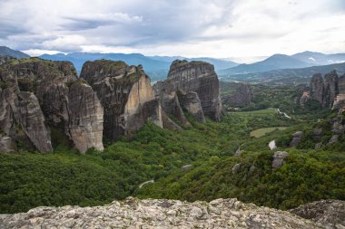 Yunanistan 'ın Meteora kentindeki Çok Katmanlı Tepeler ve Mavi Gökyüzü Altındaki Uçurumlarla Çarpıcı Dağ Manzarası