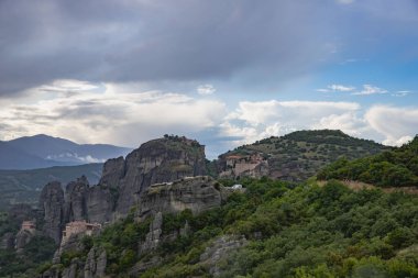 Yunanistan 'ın Meteora kentindeki Çok Katmanlı Tepeler ve Mavi Gökyüzü Altındaki Uçurumlarla Çarpıcı Dağ Manzarası