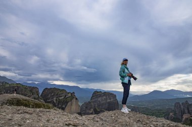 Siyah Kameralı Kadın Fotoğrafçı Yunanistan 'ın Meteora kentindeki Eşsiz Yeri Yakalıyor