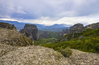 Yunanistan 'ın Meteora kentindeki Çok Katmanlı Tepeler ve Mavi Gökyüzü Altındaki Uçurumlarla Çarpıcı Dağ Manzarası