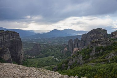 Yunanistan 'ın Meteora kentindeki Çok Katmanlı Tepeler ve Mavi Gökyüzü Altındaki Uçurumlarla Çarpıcı Dağ Manzarası