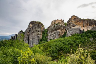 Yunanistan 'ın Meteora kentindeki Bulgar Majestic Rock Formasyonları' nda eski bir kasaba.