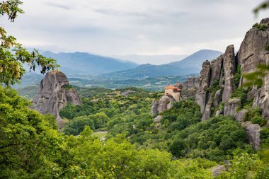 Yunanistan 'ın Meteora kentindeki Bulgar Majestic Rock Formasyonları' nda eski bir kasaba.