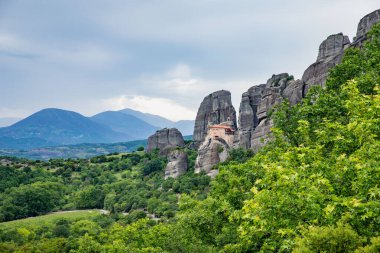 Yunanistan 'ın Meteora kentindeki Bulgar Majestic Rock Formasyonları' nda eski bir kasaba.