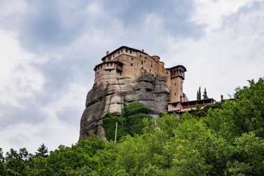 Yunanistan 'ın Meteora kentindeki Bulgar Majestic Rock Formasyonları' nda eski bir kasaba.