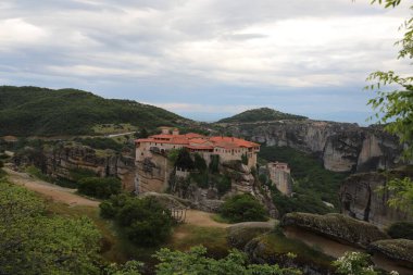 Yunanistan 'ın Meteora kentindeki Bulgar Majestic Rock Formasyonları' nda eski bir kasaba.