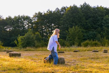 Samanlıklarla Tarlada Çalışan Sarışın Kadın - Kırsal Yaşam ve Tarım