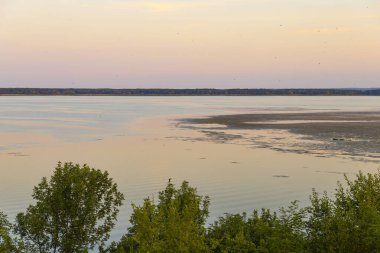 Ukrayna 'daki güzel Vorskla Nehri' nin mavi suyu ve günbatımı gökyüzü