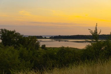 Ukrayna 'daki güzel Vorskla Nehri' nin mavi suyu ve günbatımı gökyüzü