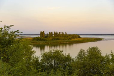 Ukrayna 'daki güzel Vorskla Nehri' nin mavi suyu ve günbatımı gökyüzü