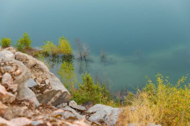 Düşük Sebzeli Taş Ocağında Güzel Turkuaz Suyu