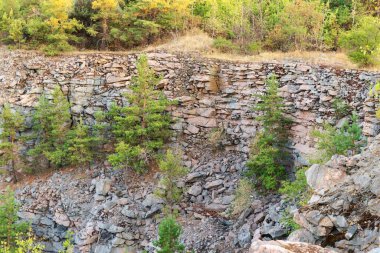 Günbatımında Turkuaz Suyu ve Yoğun Ormanları olan Güneş Işıklı Dağ Ocağı