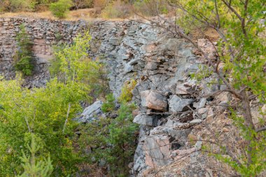 Günbatımında Turkuaz Suyu ve Yoğun Ormanları olan Güneş Işıklı Dağ Ocağı