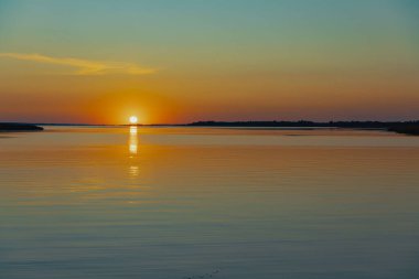 Sunset 'te Gün Işığı Altında Balıkçı Bir Nehir Kıyısında Balıkçılık