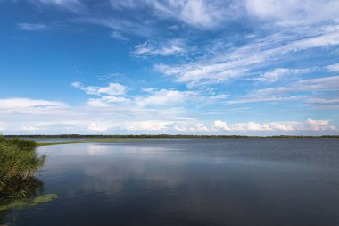 Su Vücut ve Yeşillik Manzarası, Güzel Rahatlama Noktası