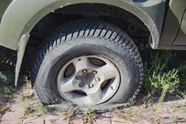 Tamir Edilmesi Gereken Eski Arabanın Lastiği Eski Aracın Tamir Edilmesi Gereken Tekerleği