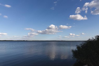 Berrak Mavi Gök Altında Beyaz Bulutların Yansımaları, Huzurlu Doğal Manzara