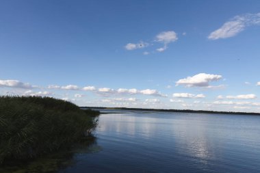 Berrak Mavi Gök Altında Beyaz Bulutların Yansımaları, Huzurlu Doğal Manzara