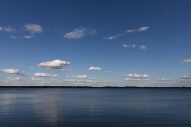 Berrak Mavi Gök Altında Beyaz Bulutların Yansımaları, Huzurlu Doğal Manzara