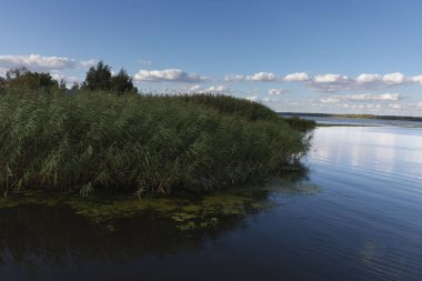 Berrak Mavi Gök Altında Beyaz Bulutların Yansımaları, Huzurlu Doğal Manzara