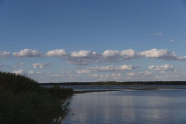 Berrak Mavi Gök Altında Beyaz Bulutların Yansımaları, Huzurlu Doğal Manzara