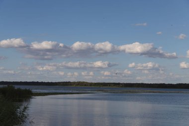 Berrak Mavi Gök Altında Beyaz Bulutların Yansımaları, Huzurlu Doğal Manzara
