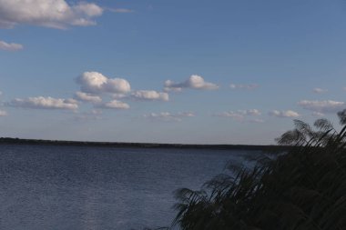 Berrak Mavi Gök Altında Beyaz Bulutların Yansımaları, Huzurlu Doğal Manzara