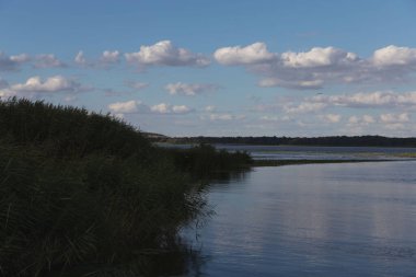 Berrak Mavi Gök Altında Beyaz Bulutların Yansımaları, Huzurlu Doğal Manzara