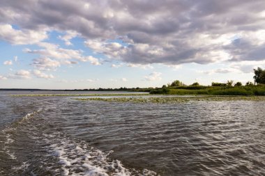 Berrak Mavi Gök Altında Beyaz Bulutların Yansımaları, Huzurlu Doğal Manzara