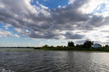 Berrak Mavi Gök Altında Beyaz Bulutların Yansımaları, Huzurlu Doğal Manzara