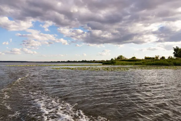 Berrak Mavi Gök Altında Beyaz Bulutların Yansımaları, Huzurlu Doğal Manzara