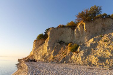Güzel bir manzara, uçurum ve bitki örtüsüyle Yüksek bir noktadan bir su kütlesi görüntüsü