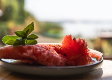 Tohumları taze ve ferahlatıcı yaz meyveleriyle sulu kırmızı karpuz etinin canlı yakın çekimi