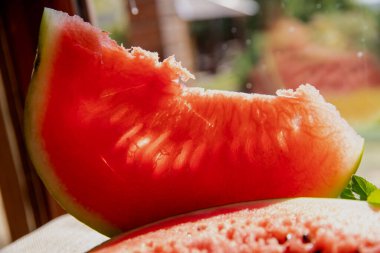 Tohumları taze ve ferahlatıcı yaz meyveleriyle sulu kırmızı karpuz etinin canlı yakın çekimi
