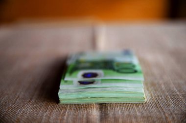 Avrupa euro para birimi banka notları finans ve iş simgeleyen bir resepsiyon yakın çekim, yalan