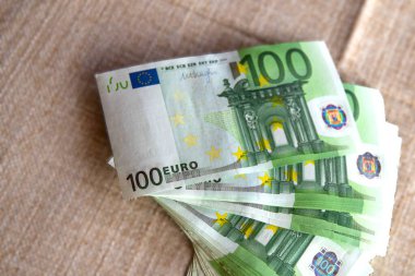 100 Euro 'luk Banknotun Bir Masa Üzerinde Hazırlanması