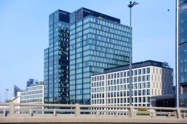 Büyük Şehirdeki Çok Katlı Mavi Binalar