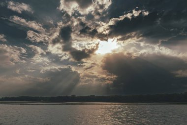 Günbatımı Gökyüzü ve Suyun Bedeni, Doğanın Güzelliği