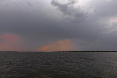 Günbatımı Gökyüzü ve Suyun Bedeni, Doğanın Güzelliği