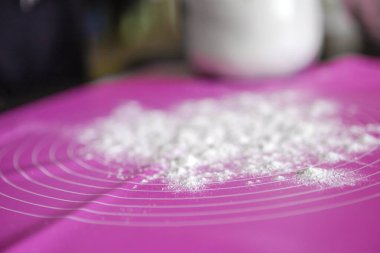 Yoğurt hasırına serpiştirilmiş un, ev yapımı ve endüstriyel pişirme hazırlığı.