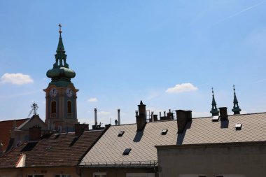 Avrupa Kilise Kulesi 'nin çatısı ve Açık Gök Altındaki Bacalar, Budapeşte, Macaristan